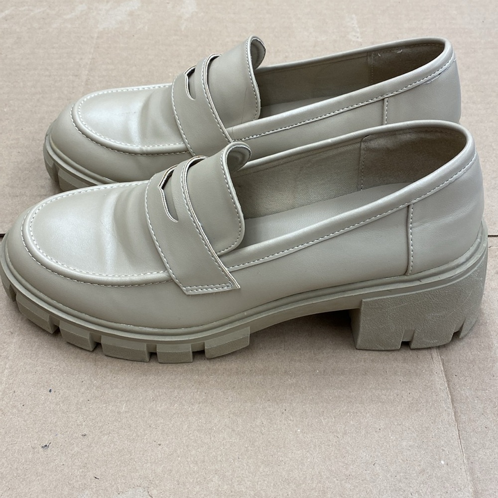 Cushionaire Pierce Taupe‎ Chunky Lug Sole Penny Loafers Womens 8.5M Memory Foam